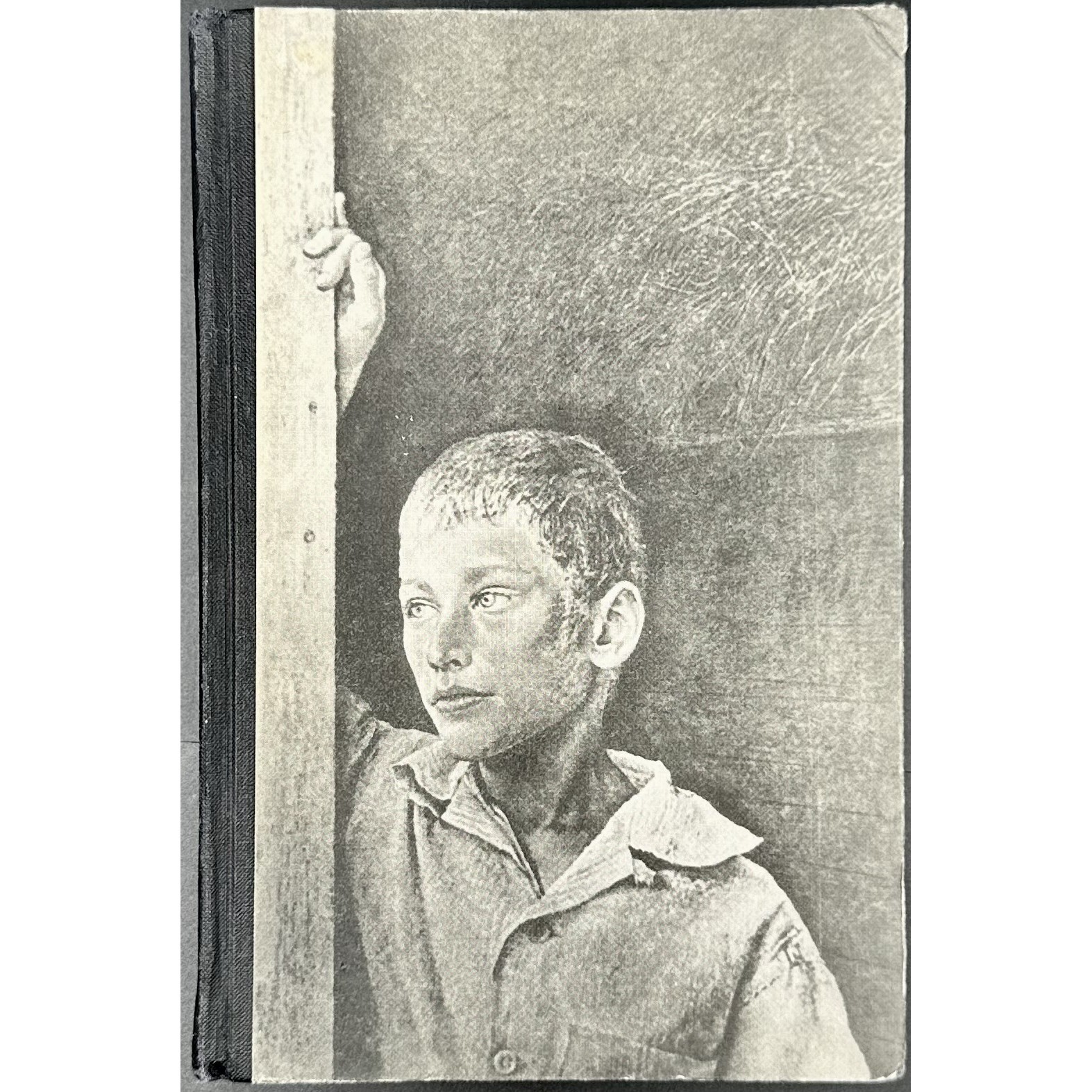 Дж. Д. Сэлинджер. Над пропастью во ржи и другие произведения / Пер. с англ. Р. Райт-Ковалевой. — М.: Молодая гвардия, 1965