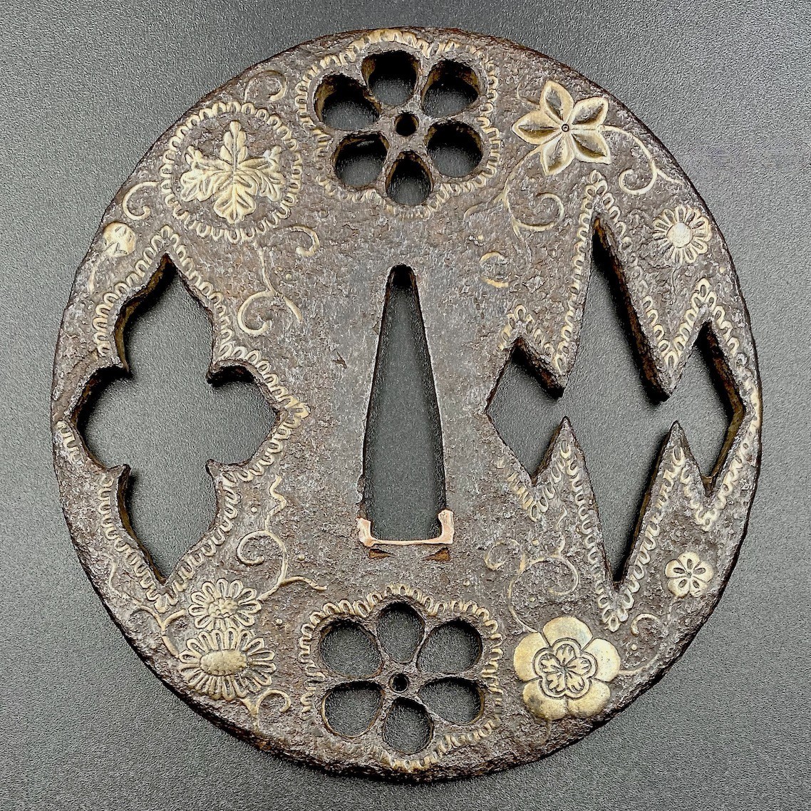 Ōnin suemon-zōgan and sukashi decorated tsuba / Late Muromachi period (1514-1573).